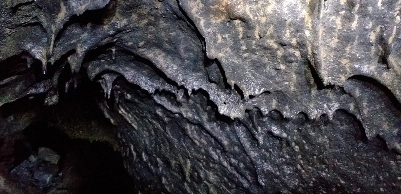 Espeleotemas en forma de estafilitos de lava solidificada. Cueva La Grilla