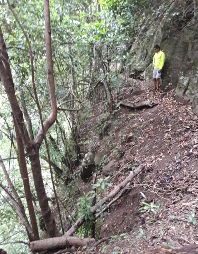 Paso del canal por la gran fuga de la Hoya de Las Arvejas