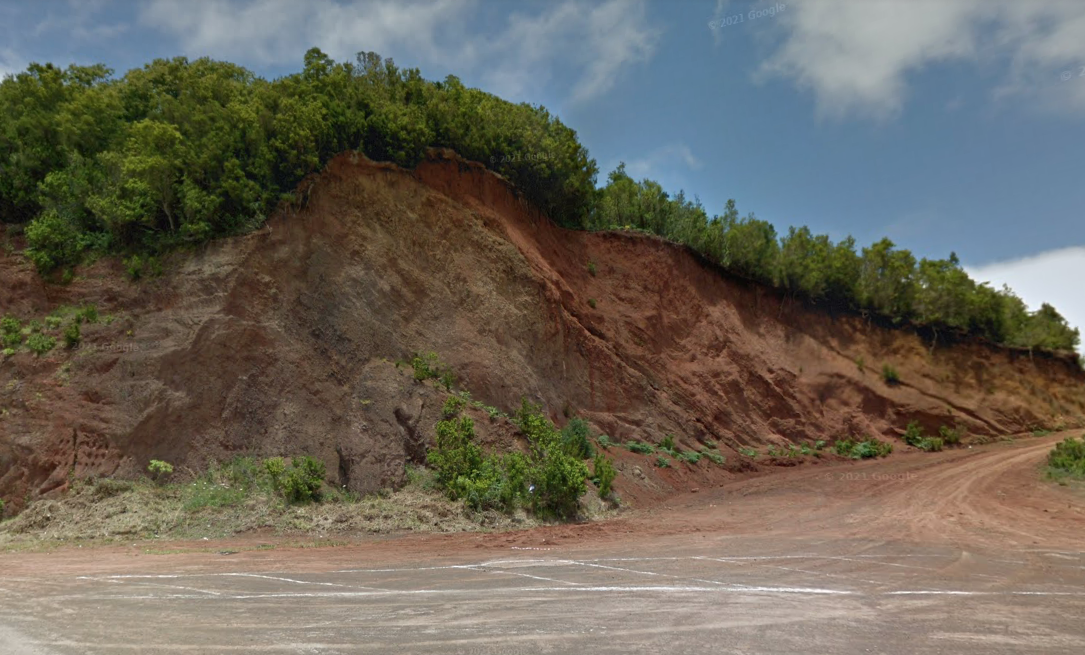 Corte del anillo de toba, donde se aprecian dos fases explosivas diferenciadas